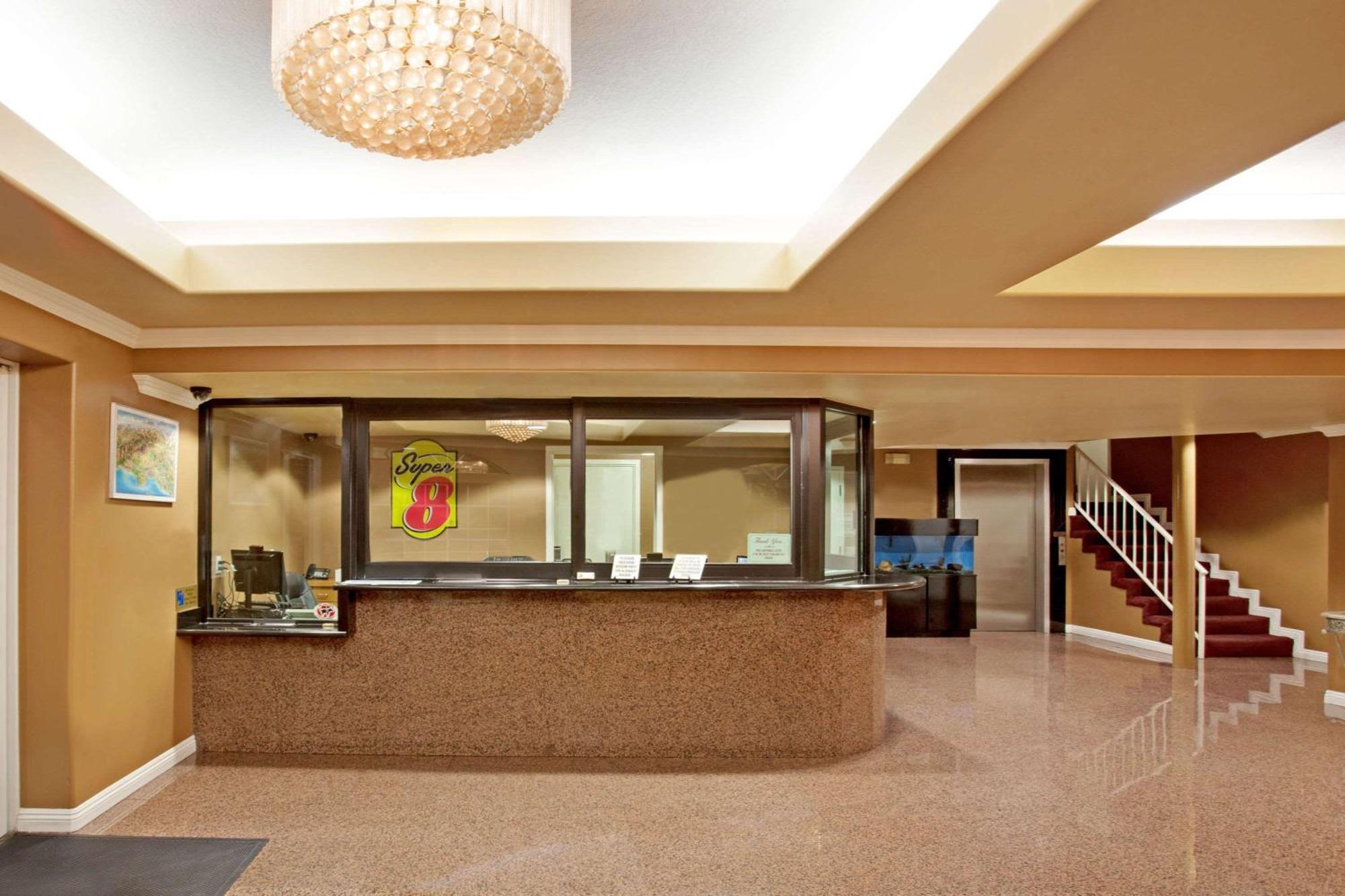 Super 8 By Wyndham Los Angeles Downtown — Photos 1